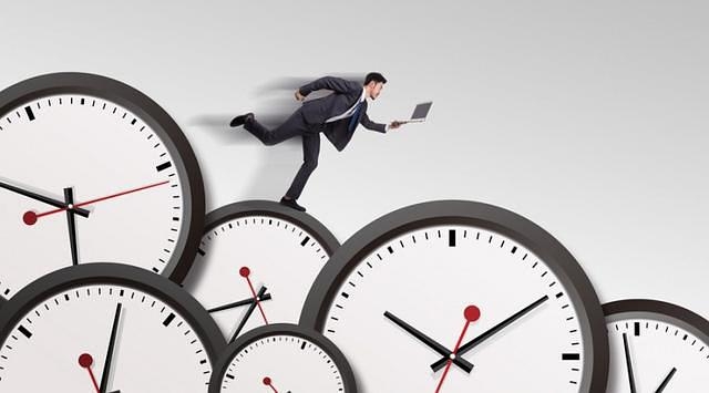 我市相关部门举行就业服务进校园活动