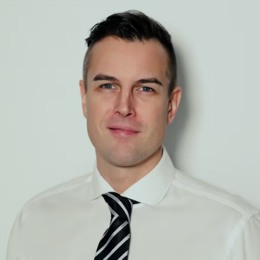 大阪世博会中国馆举行升旗仪式，五星红旗迎风飘扬！